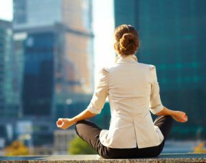 Mengambil lima menit untuk bermeditasi sepanjang hari dapat melatih pikiran Anda untuk menahan stres dan kecemasan. Cobalah meditasi lima menit untuk menenangkan kecemasan Anda.