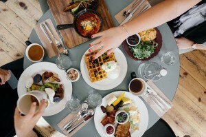 Makan tanpa berpikir bisa dengan mudah berdampak pada pemulihan gangguan pesta makan. Berikut adalah tips tentang cara menghentikan kebiasaan makan dan mengendalikan BED Anda. Lihatlah.