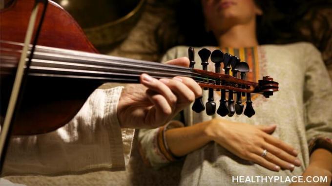 Sudahkah Anda mencoba musik untuk menghilangkan kecemasan? Manfaatnya tidak terbatas, jadi dengarkan musik untuk menghilangkan kecemasan dan pelajari beberapa manfaatnya di HealthyPlace.