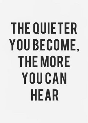 Untuk mengurangi kecemasan, penting untuk diam dan mendengarkan dengan pikiran tenang. Ketika kecemasan begitu keras dan kejam, bagaimana kita bisa diam dan mendengarkan dengan pikiran tenang? 