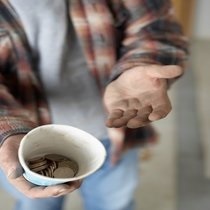 Seiring dengan stigma kesehatan mental, stigma keuangan dan stigma tunawisma sering menjadi tantangan bagi banyak orang. Pelajari cara bertahan stigma di semua lini.