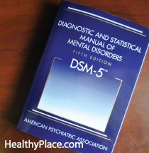 Ada empat jenis gejala PTSD di DSM, tetapi apakah ada gejala PTSD yang hilang dari DSM-5? Lihat gejala tambahan orang dengan pengalaman PTSD.