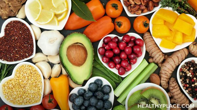 Ada hubungan langsung antara nutrisi dan kesehatan mental. Temukan apa tautannya dan makanan yang harus Anda makan di HealthyPlace.